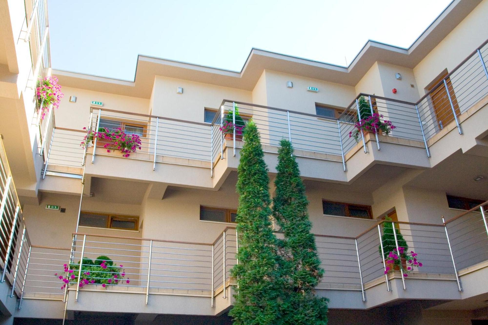 Hotel Villa Pax Balatonalmadi Exterior photo