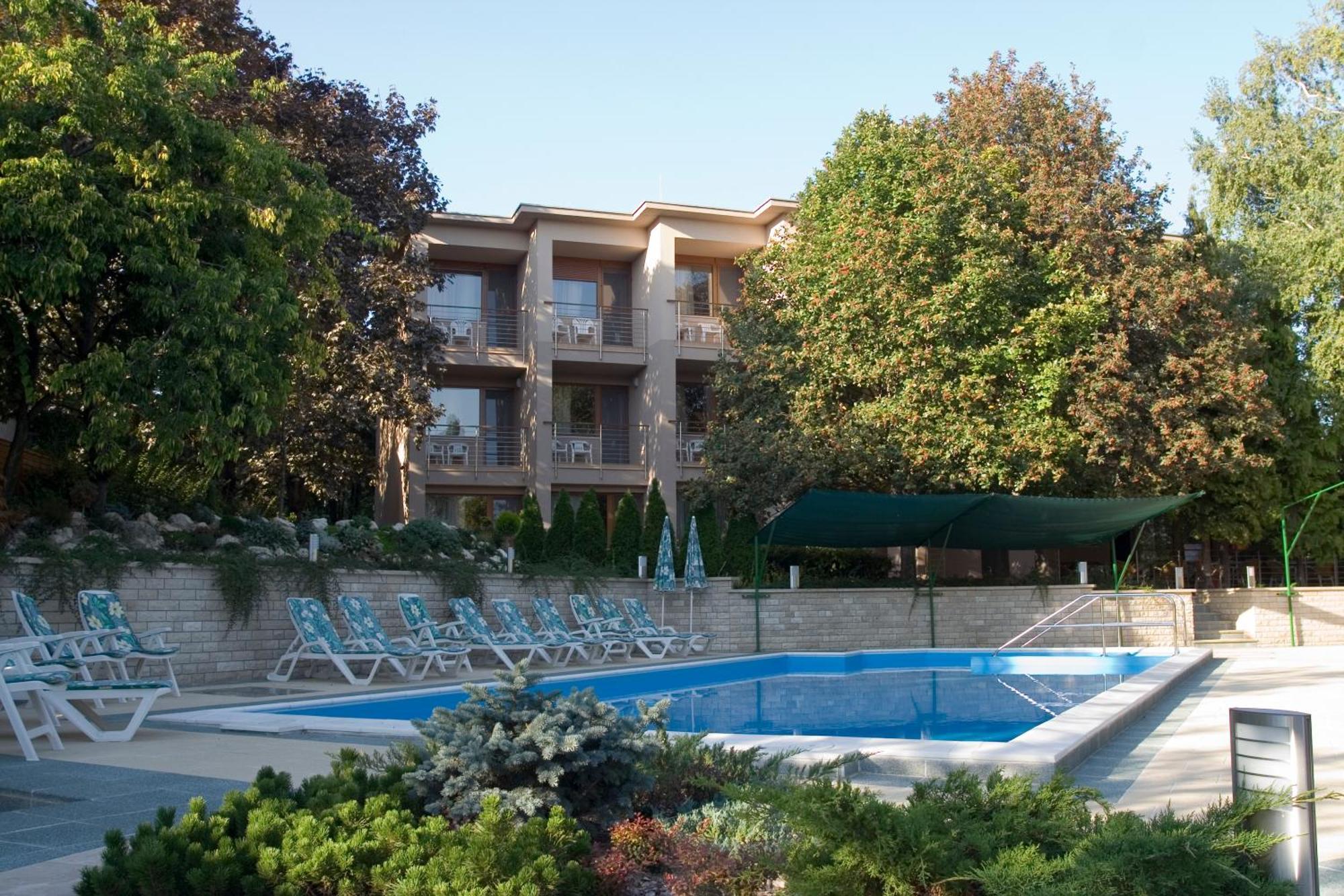 Hotel Villa Pax Balatonalmadi Exterior photo