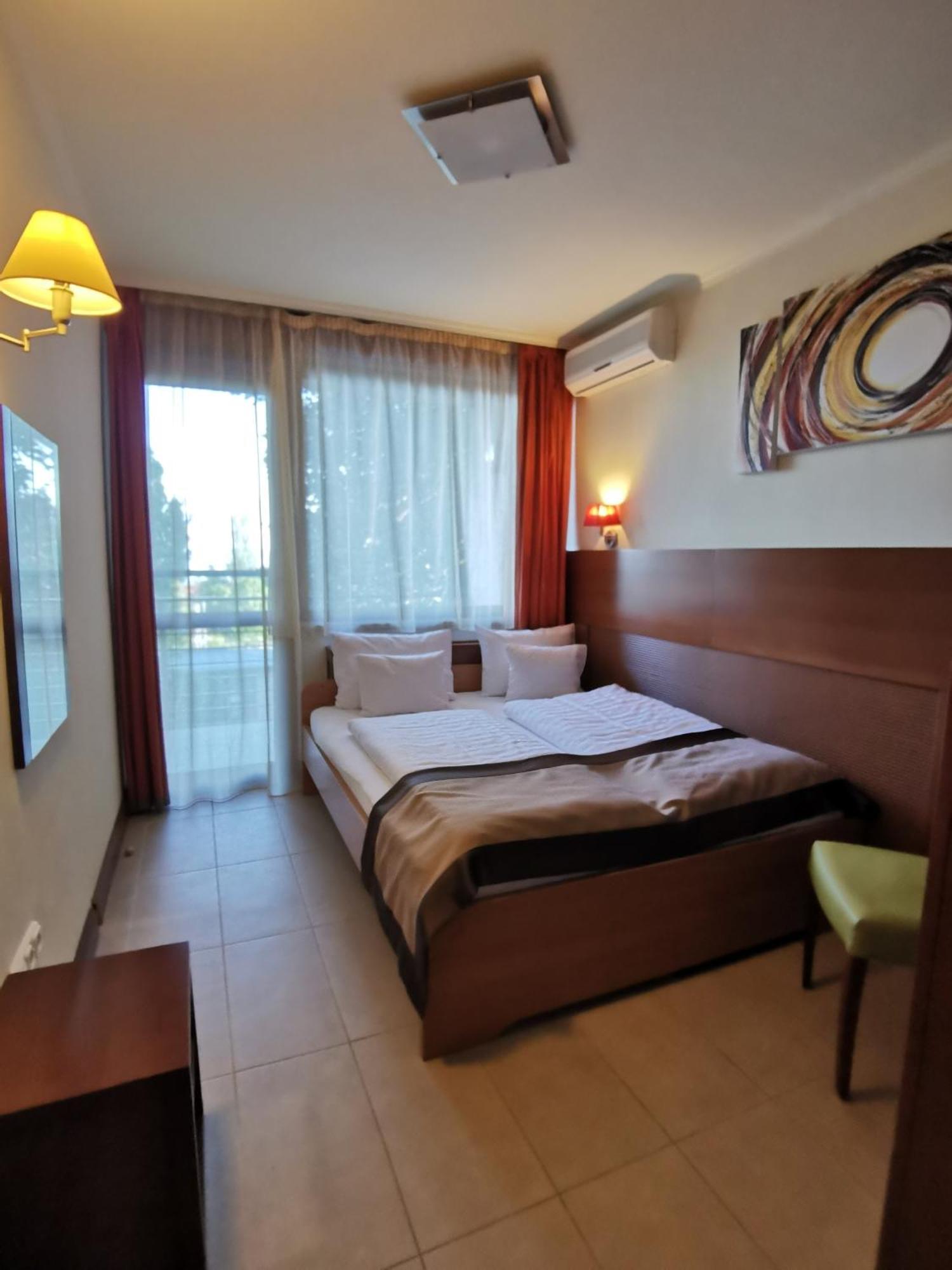 Hotel Villa Pax Balatonalmadi Room photo