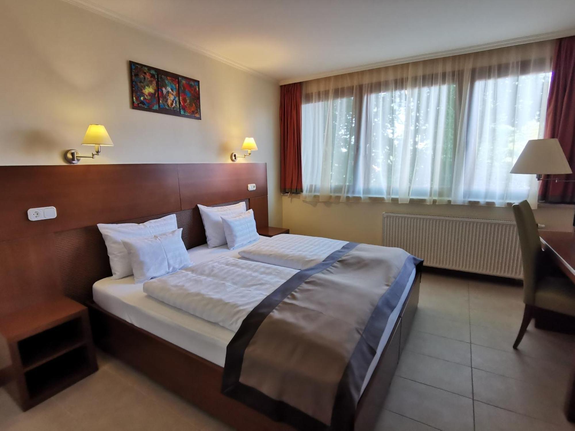 Hotel Villa Pax Balatonalmadi Room photo